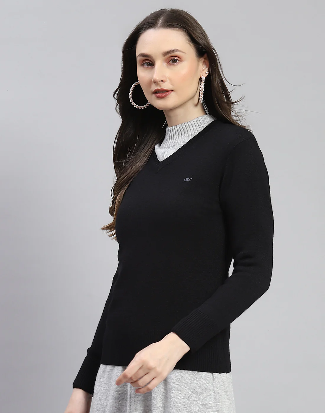Women Black Solid V Neck Full Sleeve Sweater - Image 4
