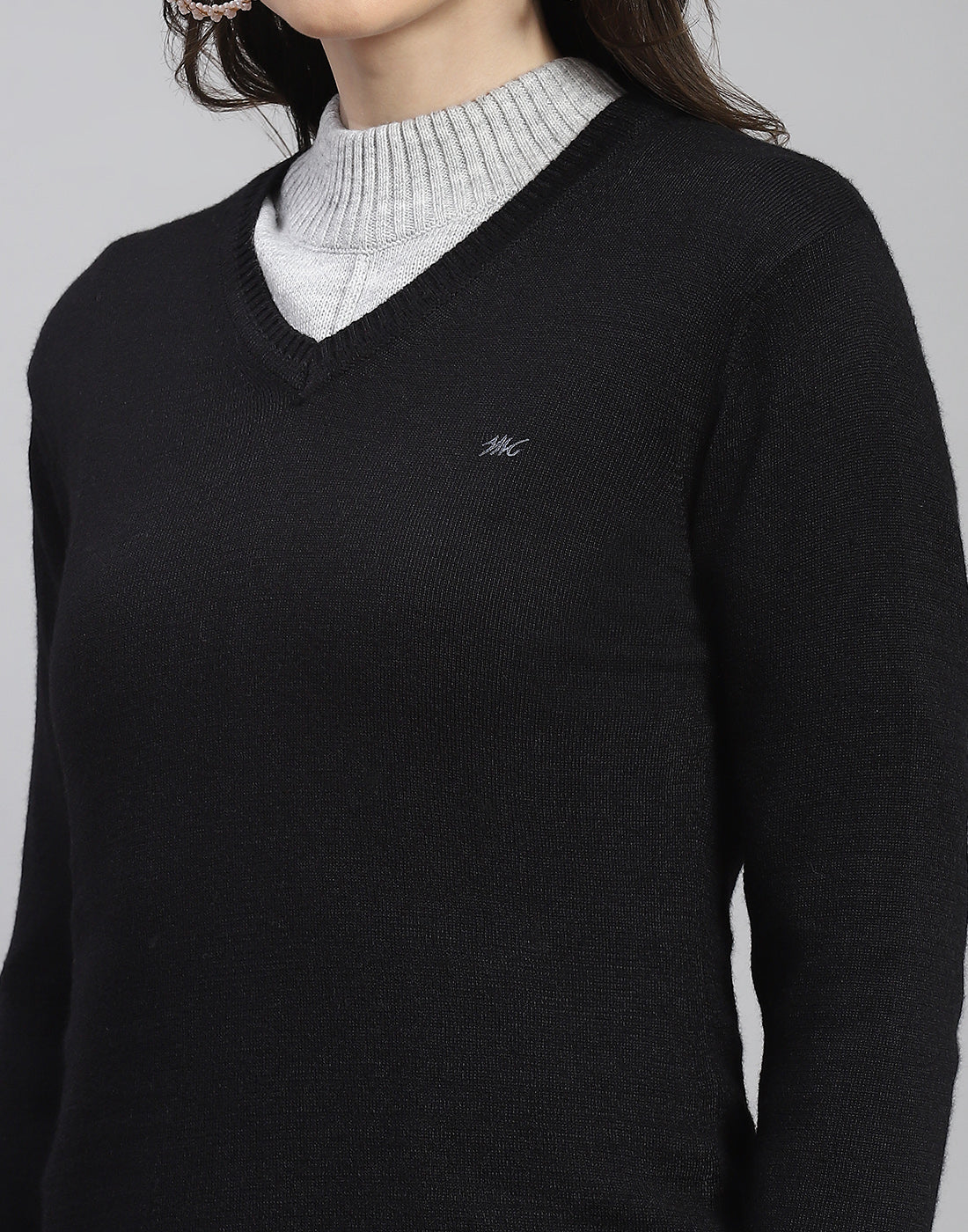 Women Black Solid V Neck Full Sleeve Sweater - Image 6