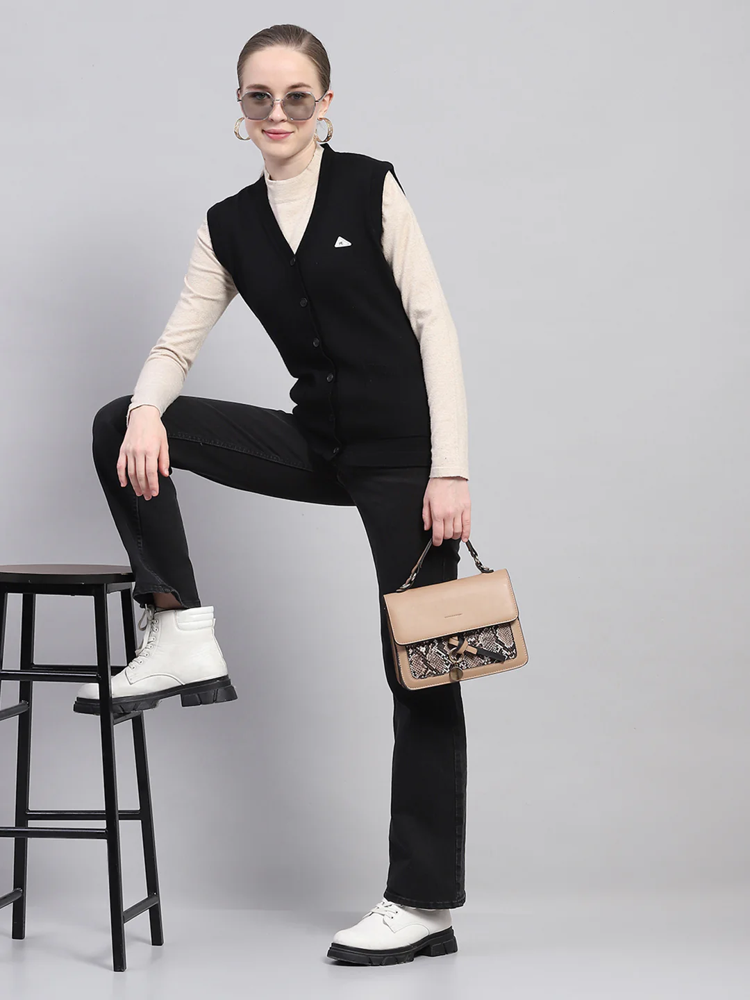 Women Black Solid V Neck Sleeveless Cardigan - Image 2