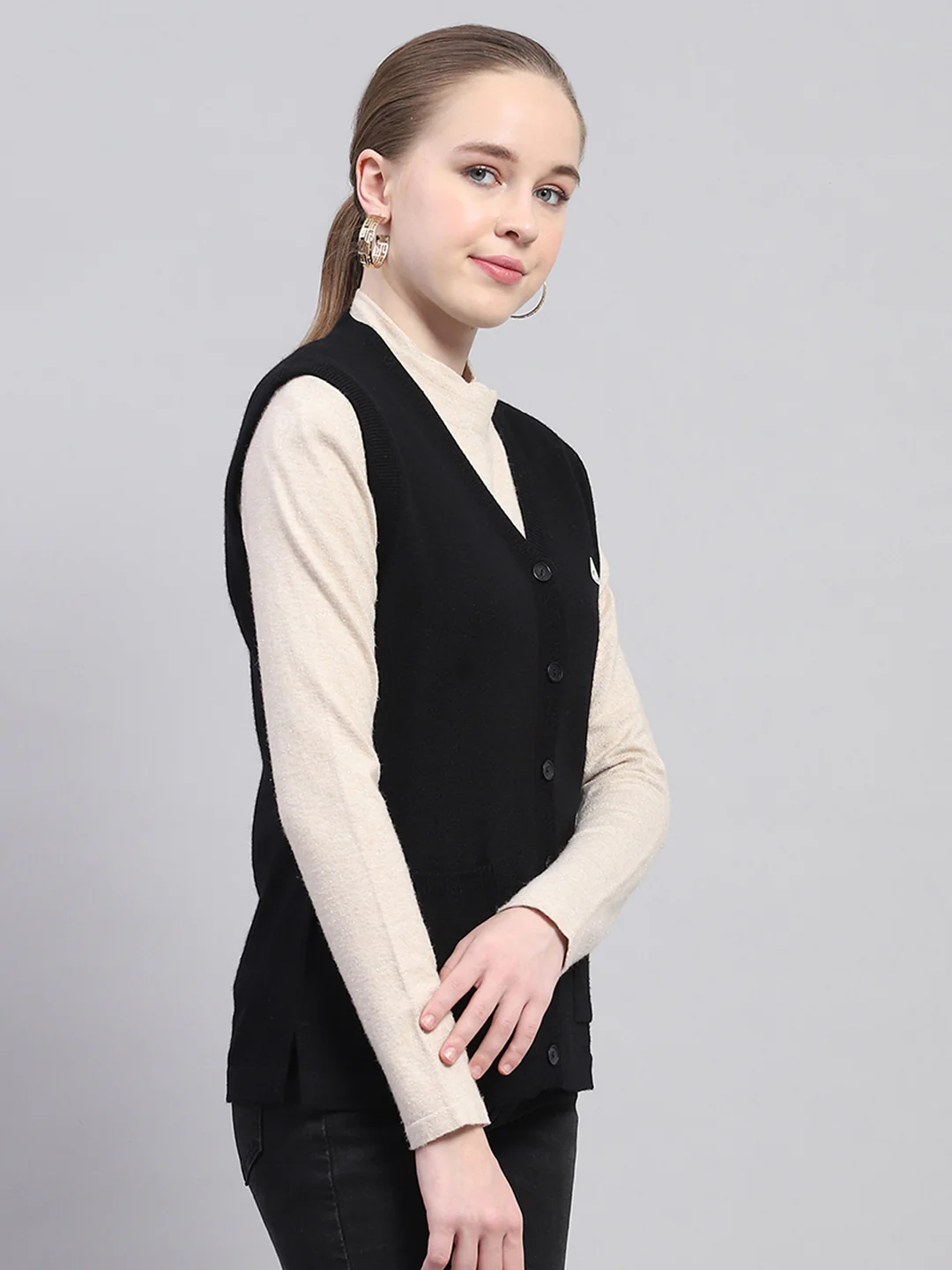 Women Black Solid V Neck Sleeveless Cardigan - Image 4