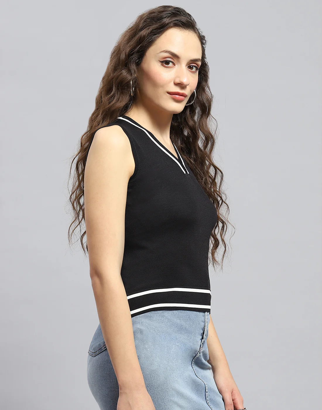 Women Black Solid V Neck Sleeveless Top - Image 4