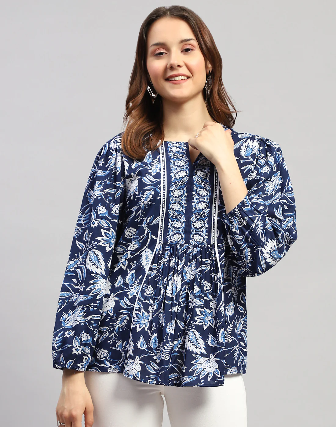 Women Blue Floral Print V Neck 3/4 Sleeve Top - Image 3