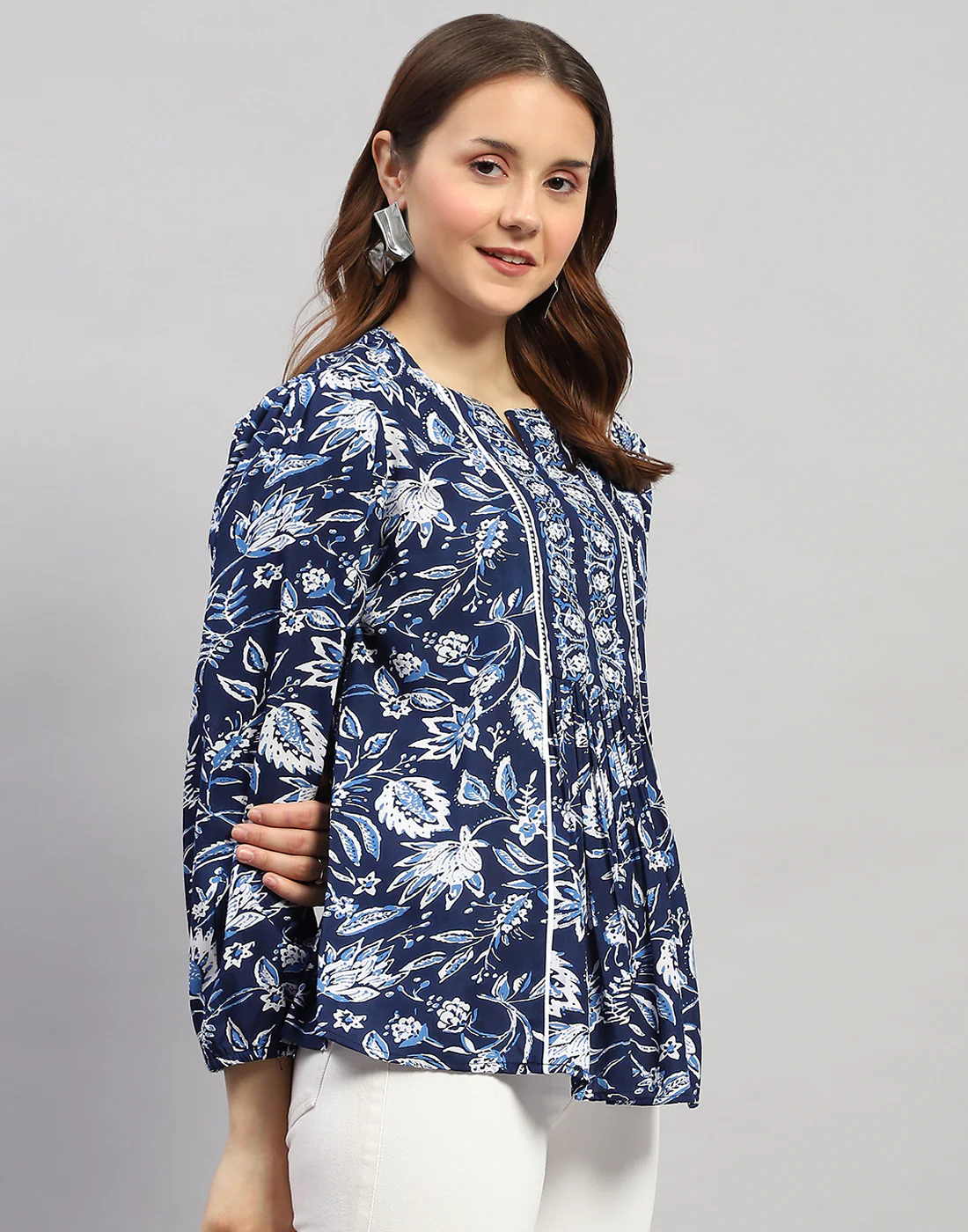 Women Blue Floral Print V Neck 3/4 Sleeve Top - Image 5