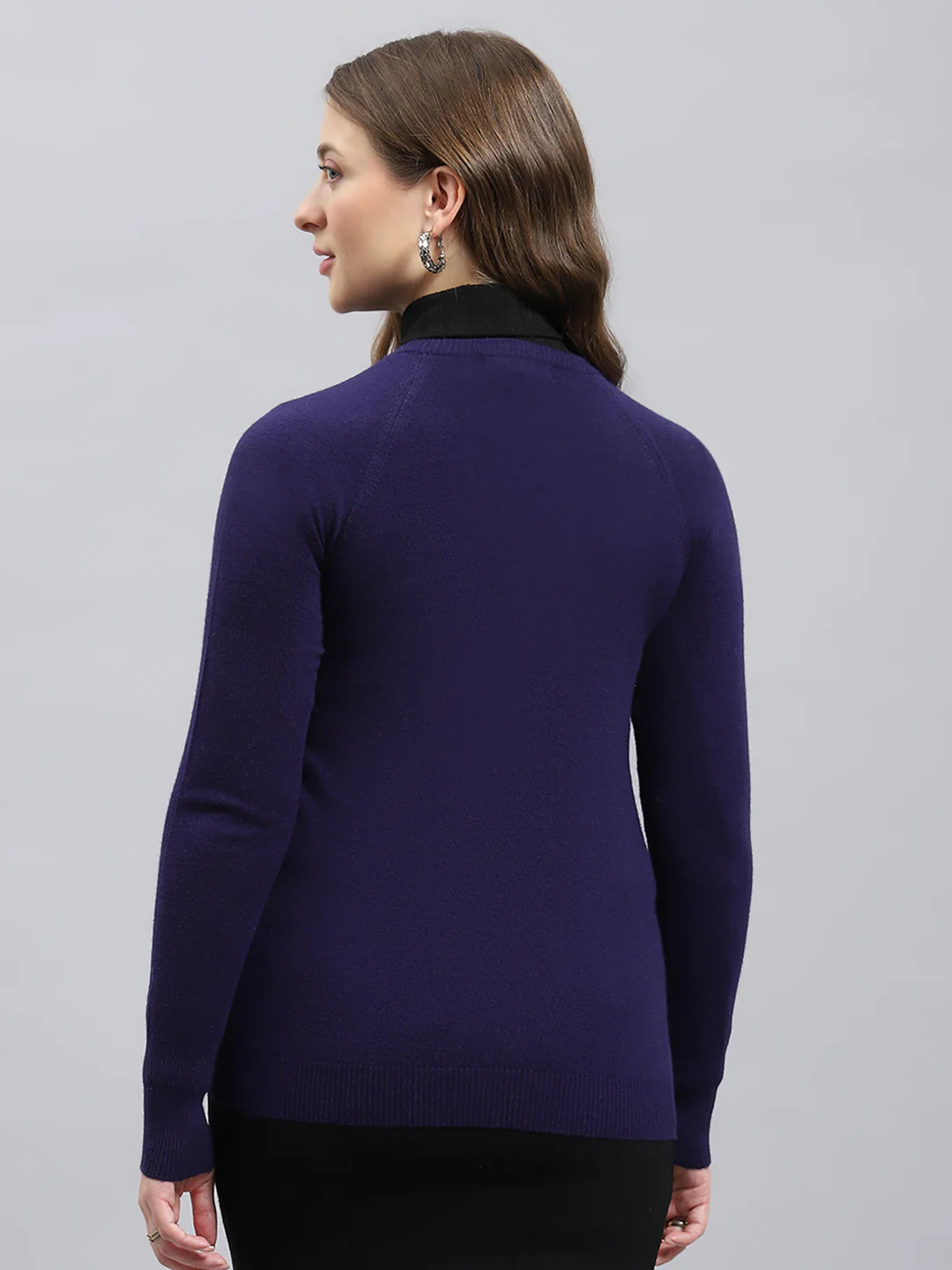 Women Blue Solid V Neck Full Sleeve Pullover - Image 5