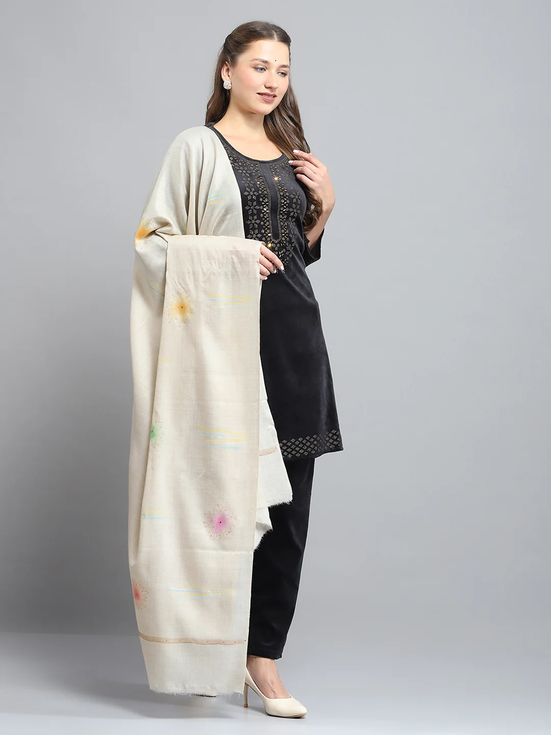 Women Cream Floral Print Shawl - Image 4