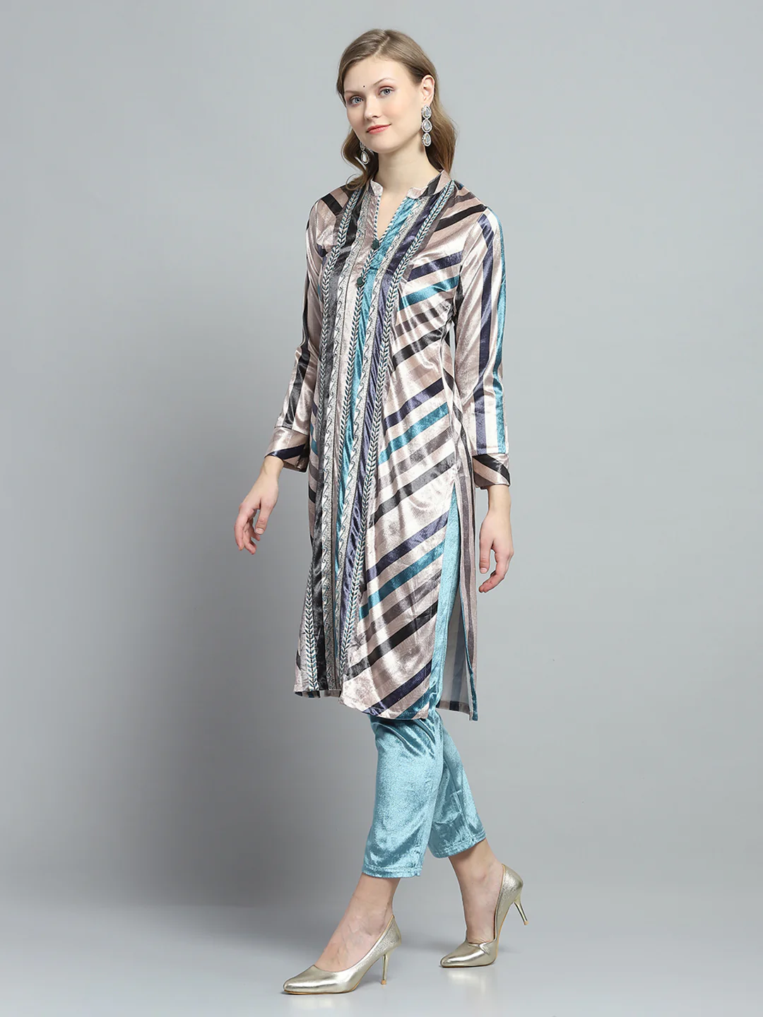 Women Cream Self Design Round Neck Full Sleeve Kurti Set for Winter - Image 4