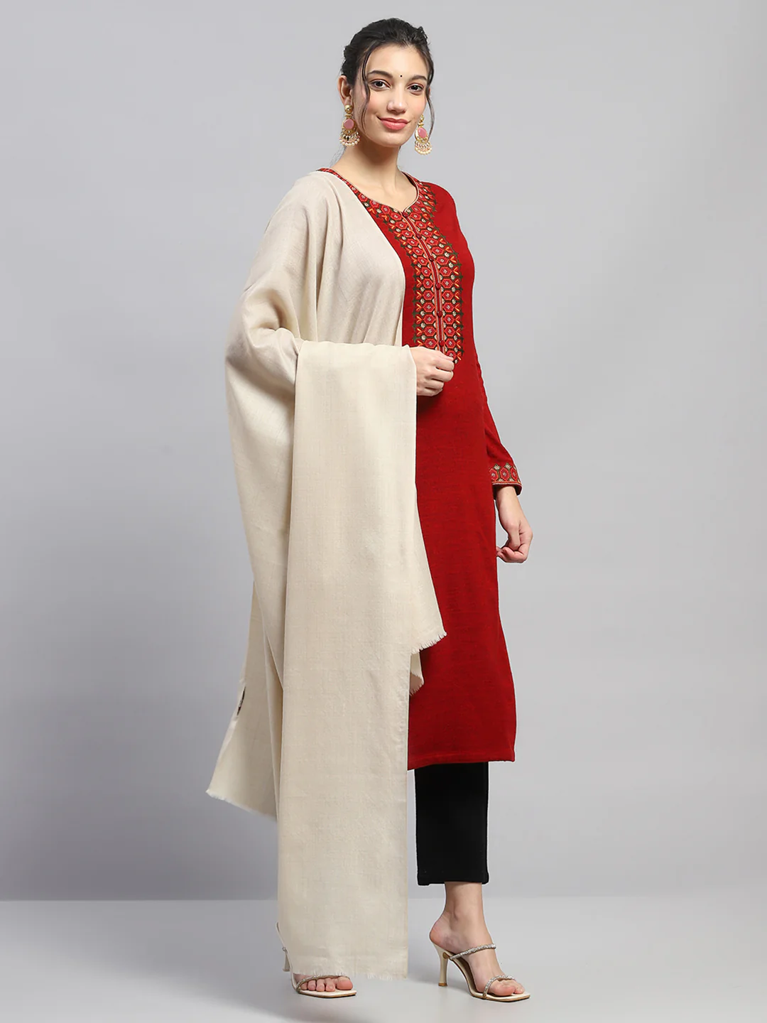 Women Cream Solid Reversible Shawl - Image 4