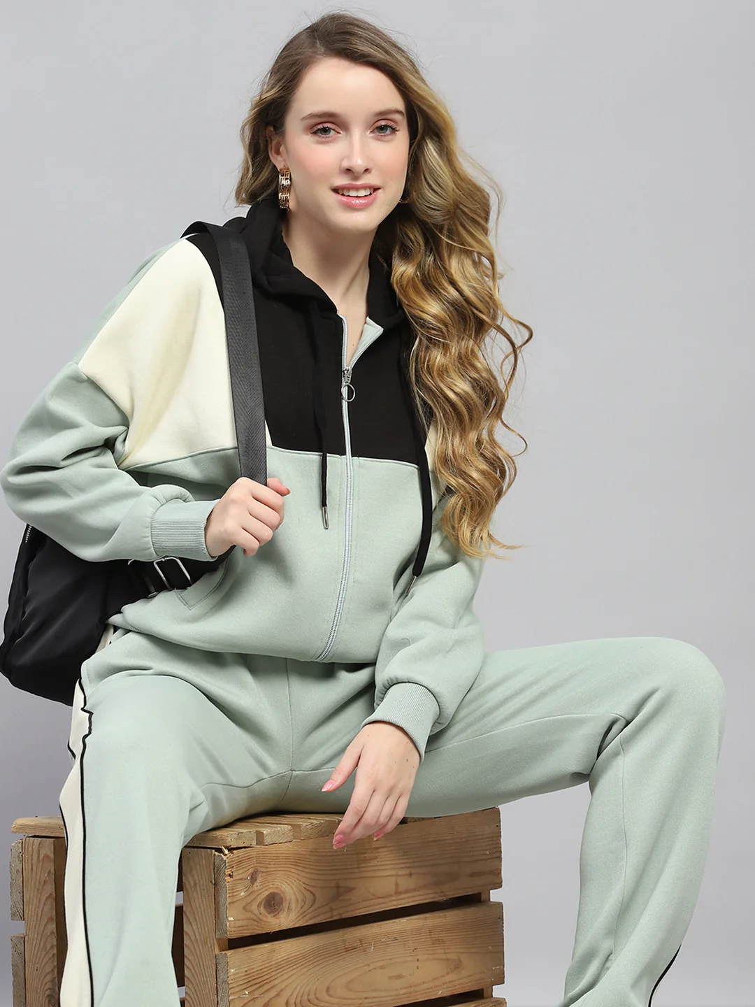 Women Green Solid Hooded Full Sleeve Tracksuit - Image 6