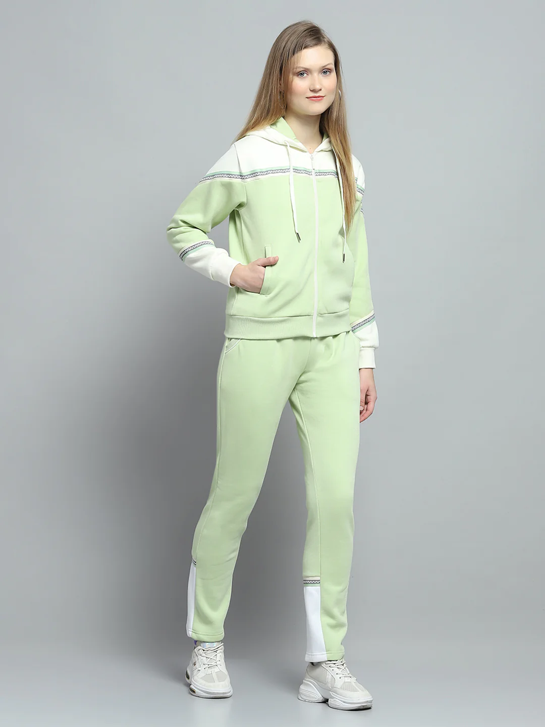 Women Green Solid Hooded Full Sleeve Tracksuit - Image 4