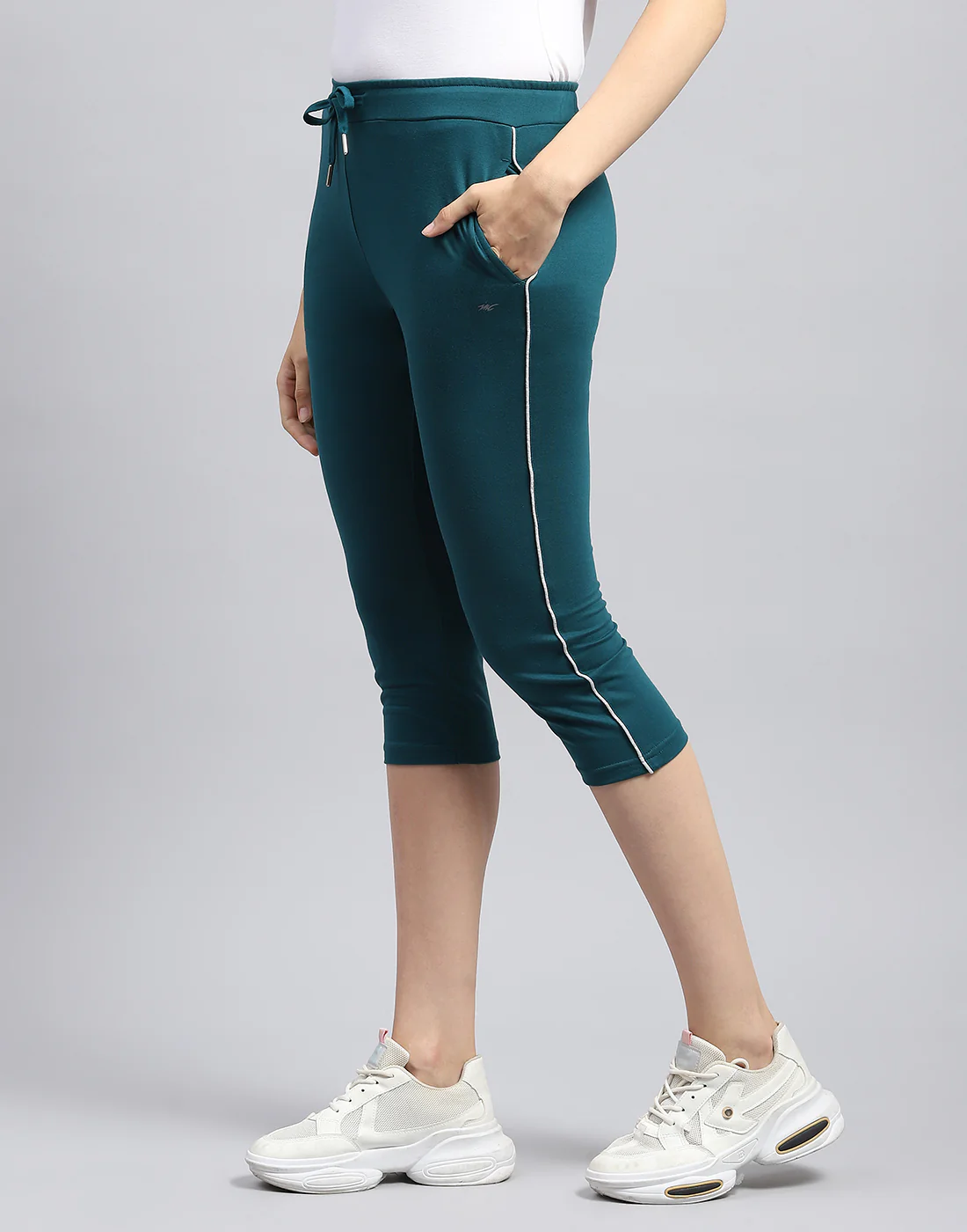 Women Green Solid Regular Fit Capri - Image 3