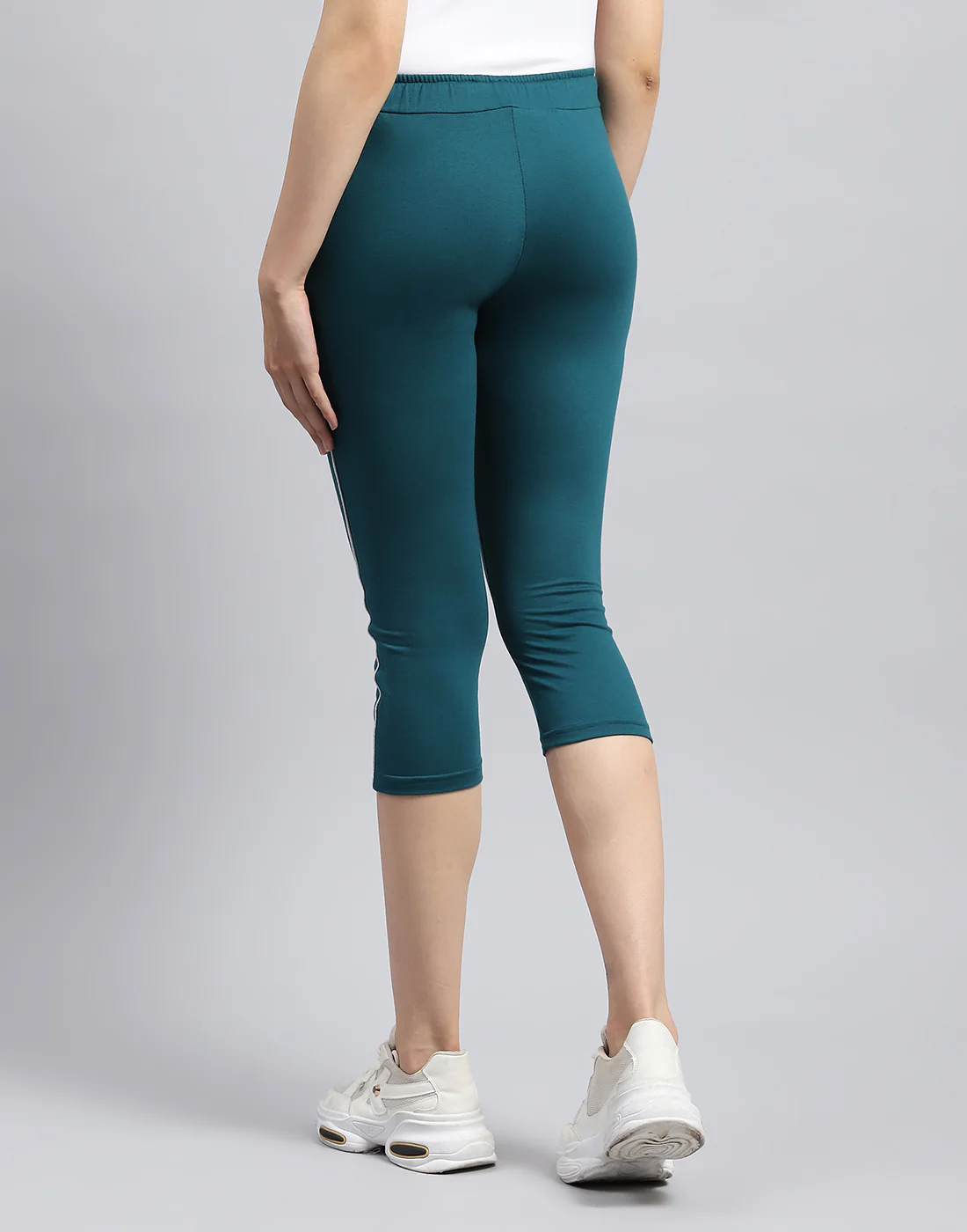 Women Green Solid Regular Fit Capri - Image 6