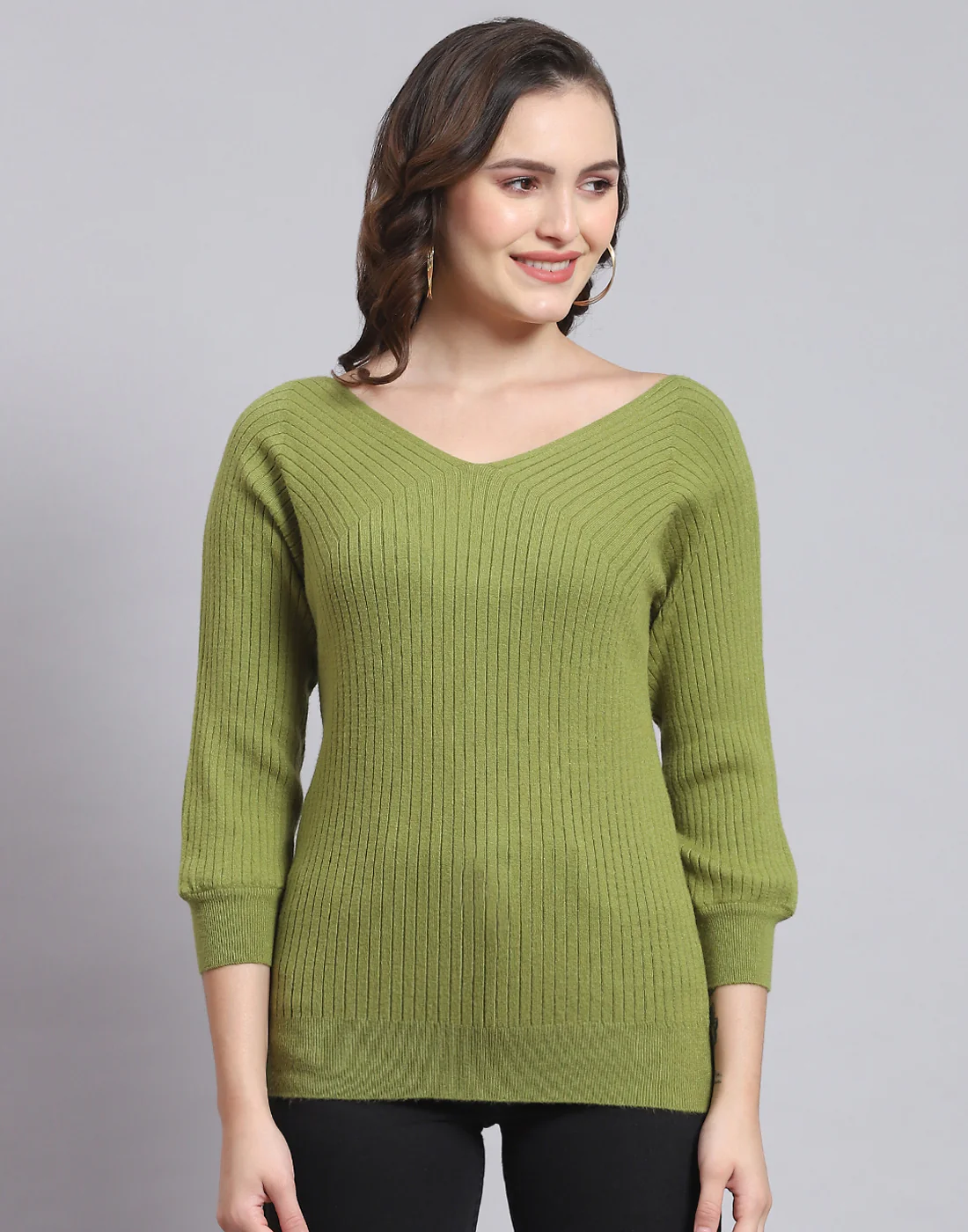 Women Green Solid V Neck 3/4 Sleeve Sweater - Image 3