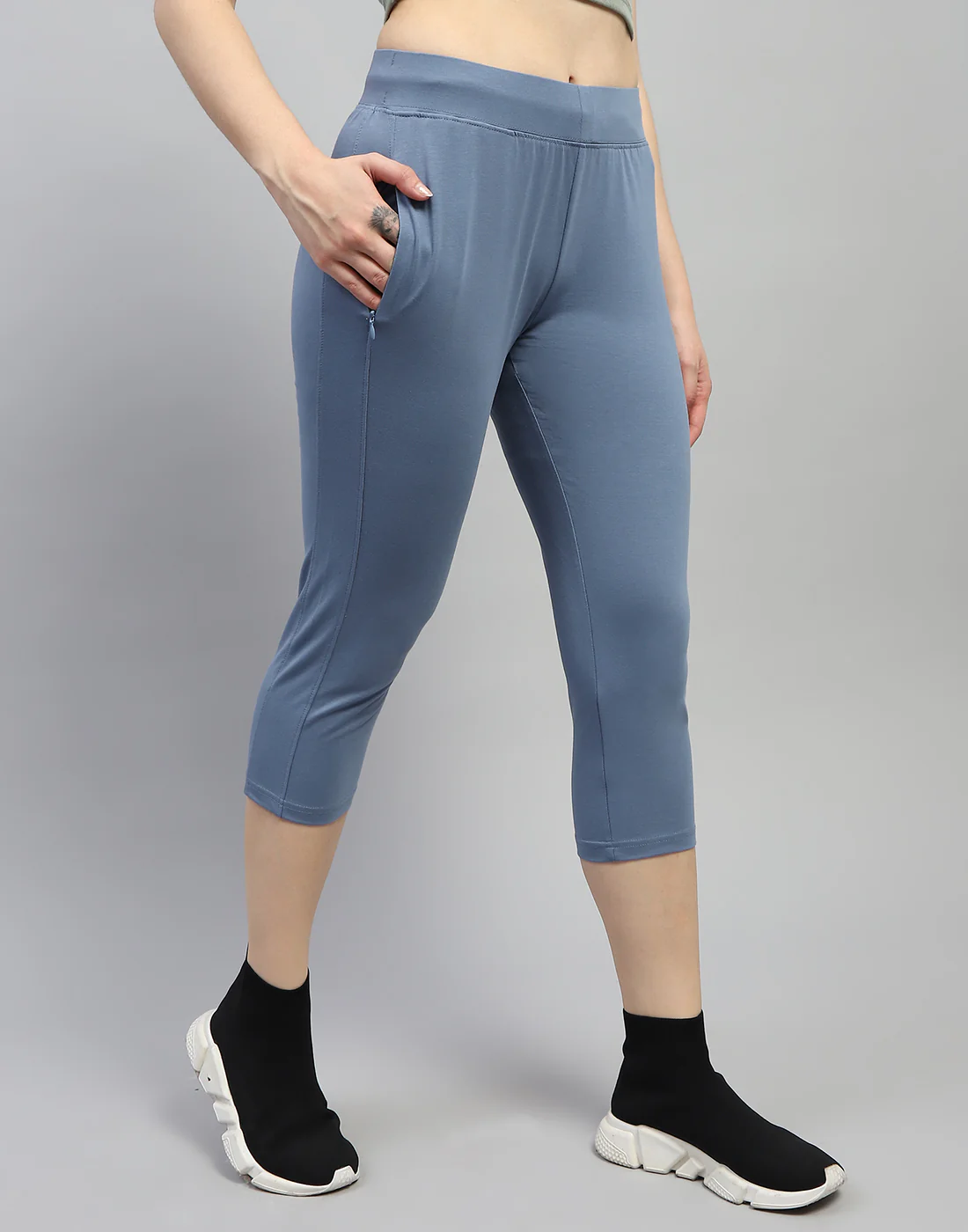 Women Grey Solid Regular Fit Capri - Image 3