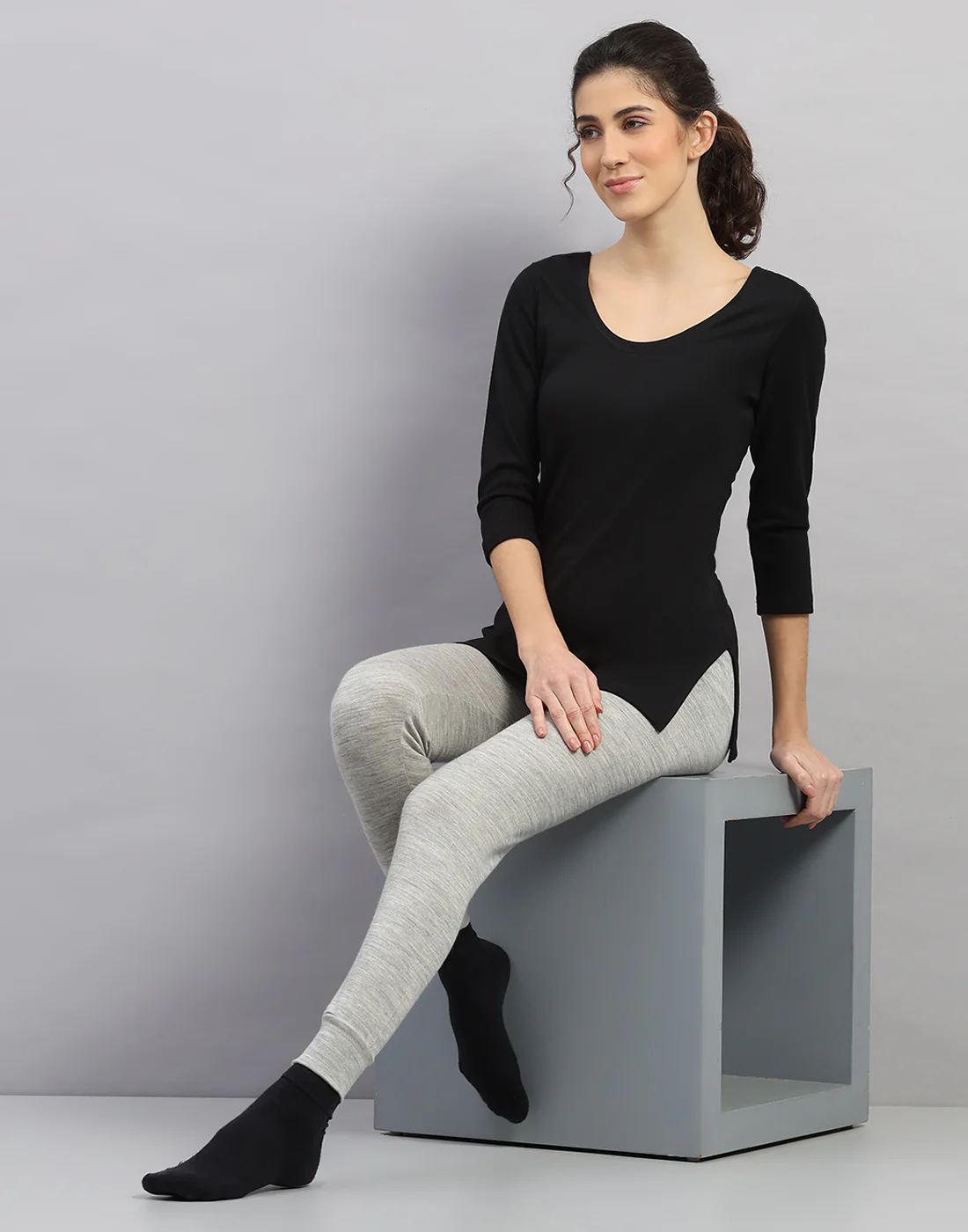Women Grey Solid Regular Fit Thermal Lower - Image 5