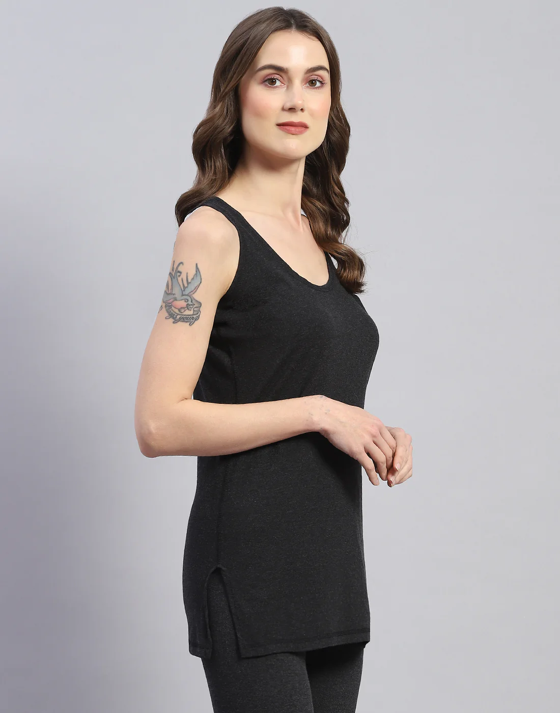 Women Grey Solid Round Neck Sleeveless Thermal Vest - Image 4