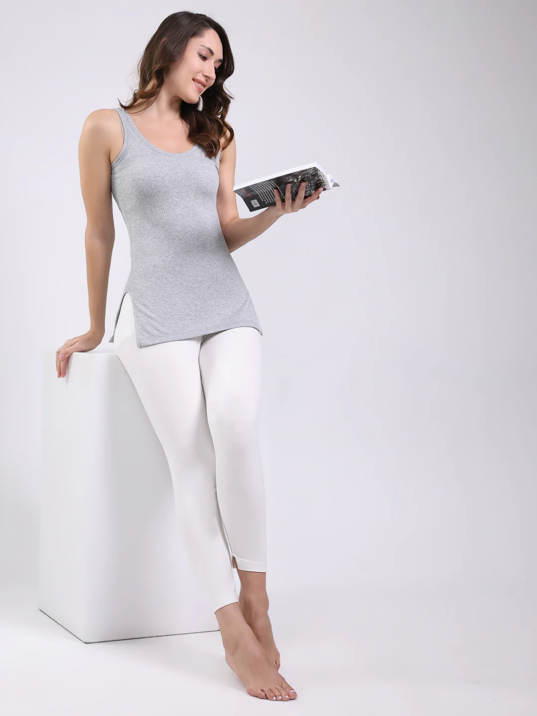 Women Grey Solid Round Neck Sleeveless Thermal Vest - Image 2