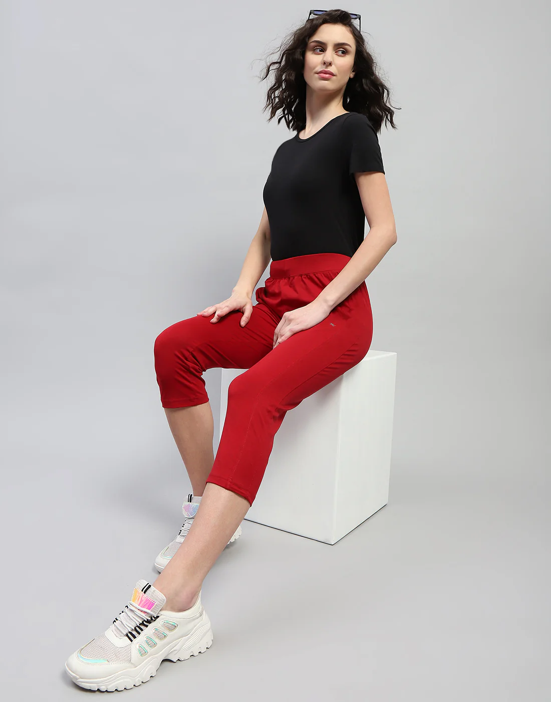 Women Maroon Solid Regular Fit Capri - Image 2