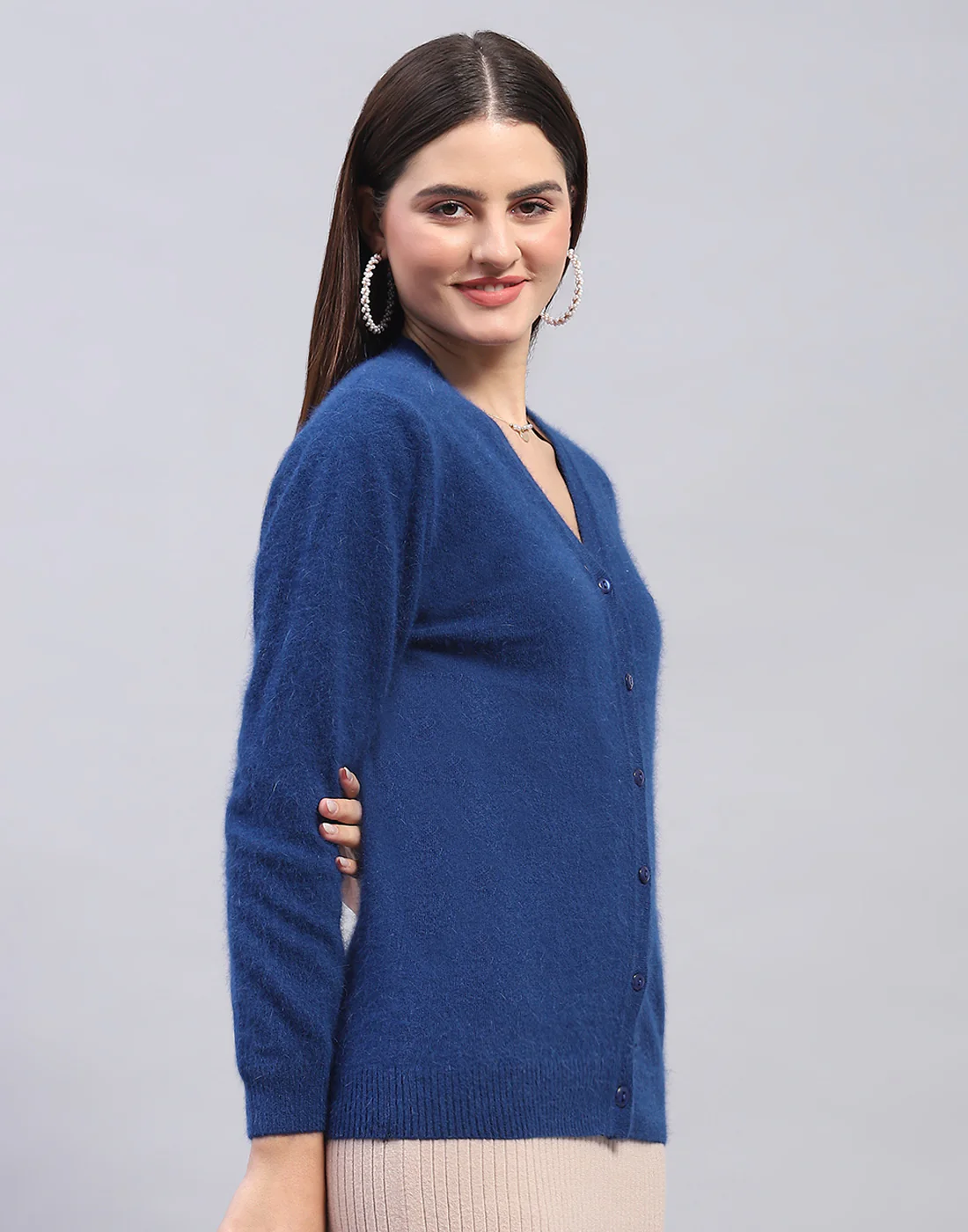 Women Navy Blue Solid V Neck Full Sleeve Cardigan - Image 4