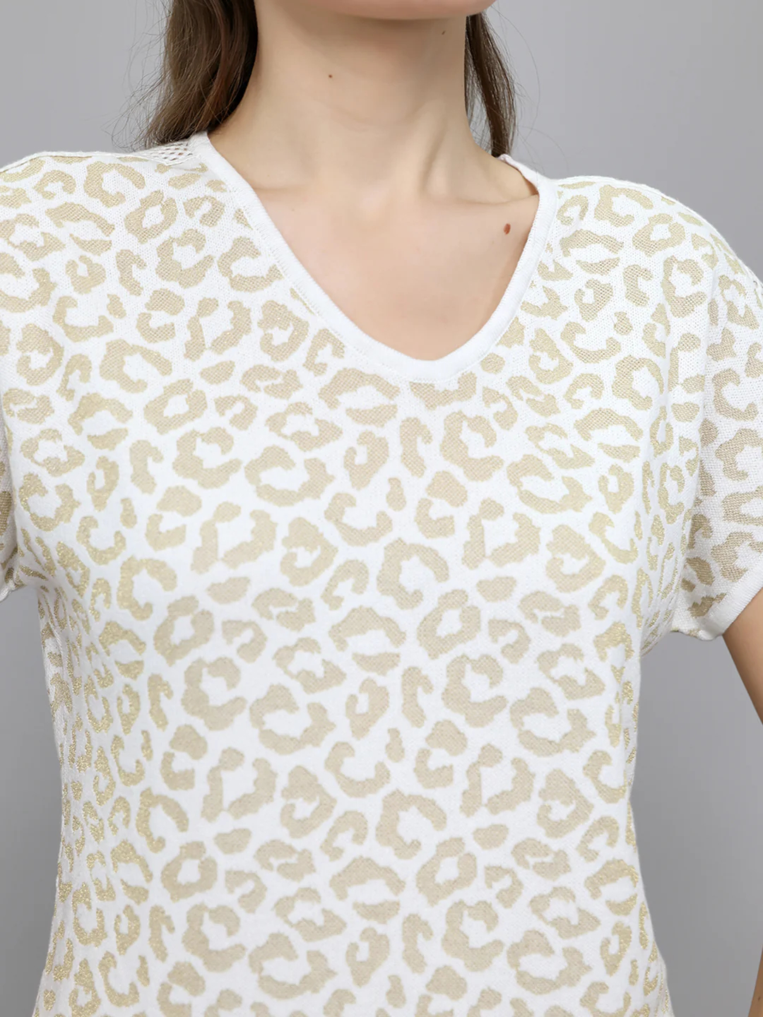 Women Off White Jacquard V Neck Half Sleeve Top - Image 5