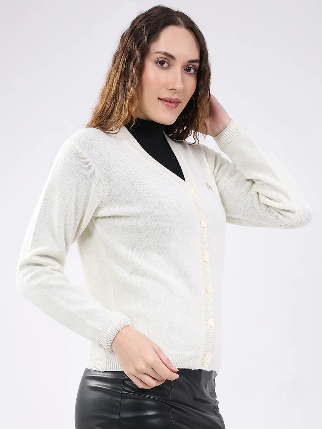 Women Off White Solid V Neck Full Sleeve Cardigan - Image 4