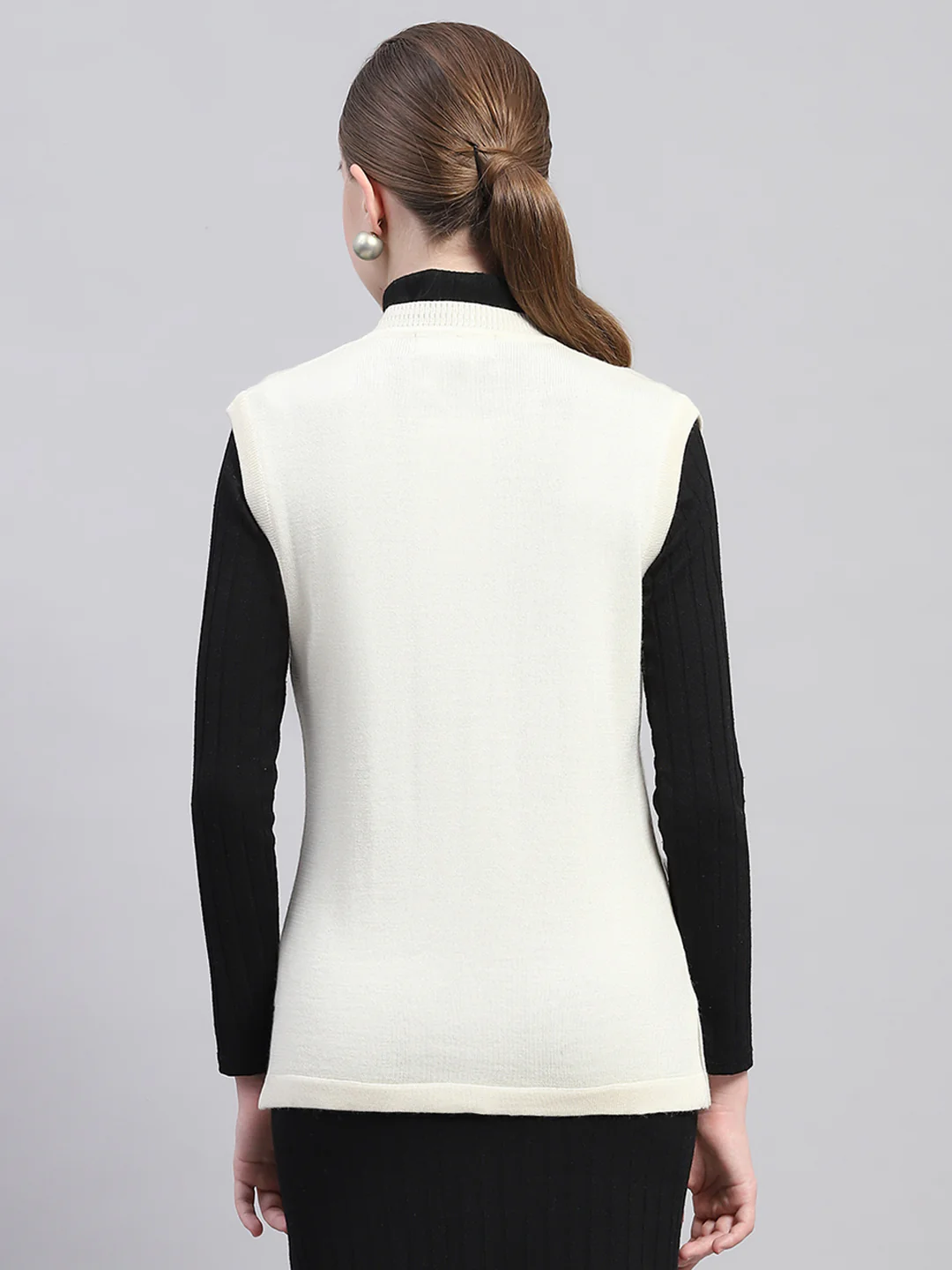 Women Off White Solid V Neck Sleeveless Cardigan - Image 5