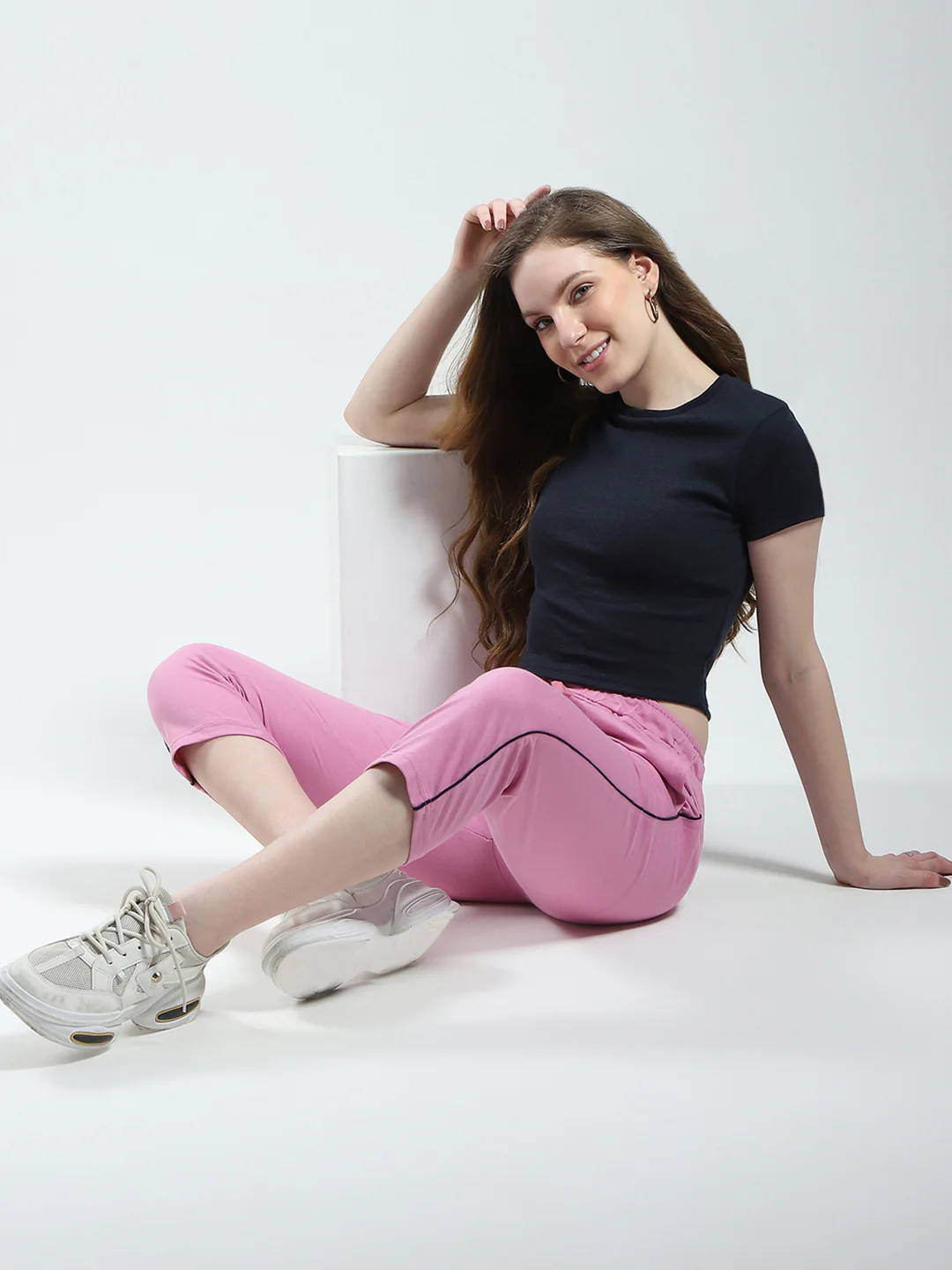 Women Pink Solid Regular Fit Capri - Image 2